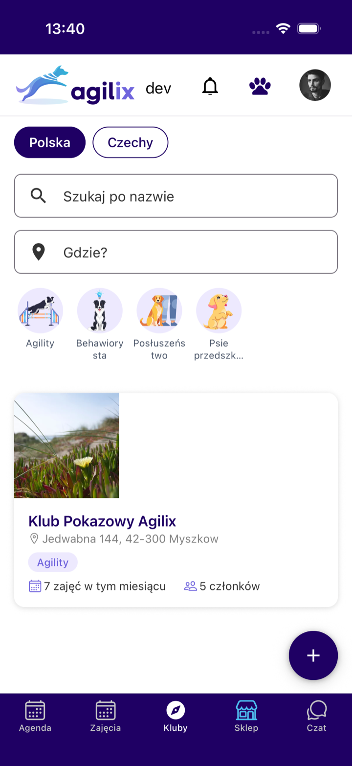 La pestaña Kluby en la app Agilix con el botón más para crear un club